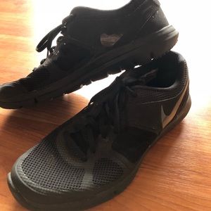 Men’s black Nike shoes size 9